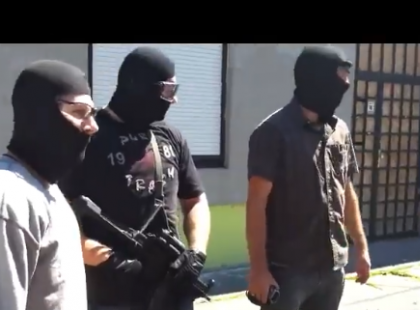 Erre nincsenek szavak!!! Éles gépfegyverrel jelentek meg egy kilakoltatás helyszínén. A videó szerint a TEK munkatársainak adták ki magukat.Videó