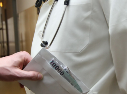 Az újdonsült édesapa megérkezett a kismamáért és a babáért a 4 ágyas kórterembe, hogy hazavigye őket – A szülészorvos azonnal követelni kezdte a hálapénzt, ám az apa tettétől belé fagyott a szó!