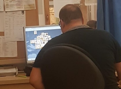 A számítógépen játszik a sürgősségi osztályon ez a recepciós, miközben az emberek a 40 fokban várakoznak a sorban