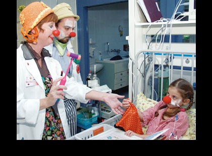 Végre! Hazatérhetett a kórházból a 250 napot eltöltött, súlyos betegségéből felépült kislány! Ami otthon várta, attól zokogásban tört ki! Egy megosztással kívánjunk ennek az édes pici lánynak, Esztikének jó egészséget!