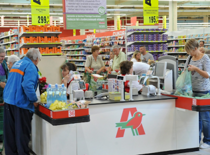 Tegnap a pénztárnál állva, előttem a sorban egy anyuka szeretett volna fizetni a bankkártyájával! Attól ami ezután történt még most is a sírás kerülget! Ez ma Magyarország! Terjeszd, ha Te is egyetértesz vele!