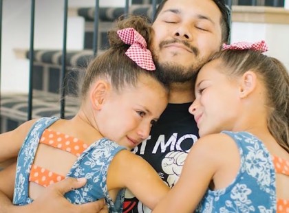 Csodálatos pillanat, amikor a korábban leukémiával diagnosztizált kislány végre találkozik megmentőjével, aki tökéletes donor volt számára a csontvelő-átültetésnél. Gyönyörű videó, megéri végignézni.