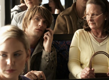 A munkásruhás férfi csupán udvarias akart lenni a buszon két idős hölggyel Ami történt,arra nem találtunk szavakat!