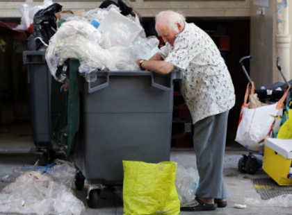 Ma reggel folyamatos kapucsengő szóra ébredtünk! Egy hajléktalan bácsika állt a kapuban...A történtektől még mindig a könnyeimmel küzdök! Valóban nem a pénz teszi az Embert!