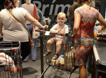 A boltban egy kislány állt előttem a kasszánál. Odapillantottam, és megláttam mit tesz, majd zokogásban törtem ki. EZ történt ekkor: