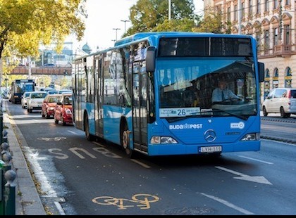 Felszállt a buszra egy idős nő. Beszólt a munkás ruhában utazó férfinek, de életre szóló leckét kapott