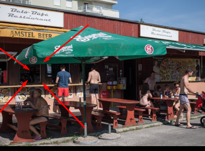 Felháborít az az eset, amely egy balatoni büfében történt meg! Legalább huszonöten láttuk, ahogyan arcon köpi a pincért az egyik vendég! El sem hinnénk az okát, miért tette!