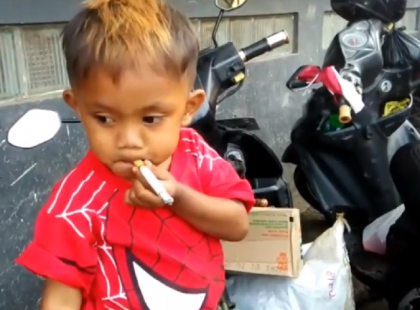 Elképesztő: Még csak kétéves, de 40 cigit szív el naponta egy indonéz kisfiú. Szülők, ti mit gondoltok erről?