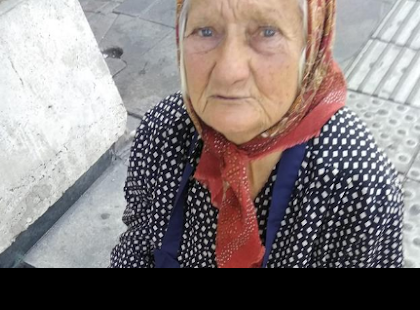 A Deák térnél találkoztam ezzel a 80-as éveiben járó nénivel, aki az aluljáró lépcsőjén ült - Megkérdeztem tőle, hogyan tudnék segíteni rajta, de a válaszától elsírtam magam...Magyarország 2018