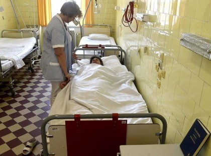 Az orvos a kislányom fölé hajolt, és azt mondta. 