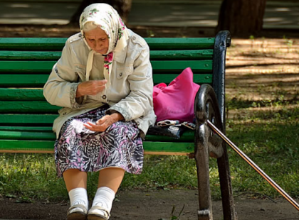 Tegnap a boltból kilépve találkoztam egy idős nénivel, aki WC papírra gyűjtött pénzt - Ami ezután történt, attól még most is a sírás fojtogat...EZ a szomorú magyar valóság 2018-ban