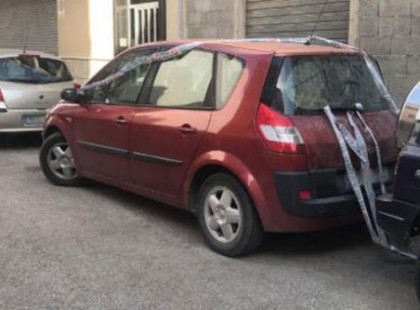 El­sírta magát a férfi: Esé­lye sem volt a kis­ba­bá­nak a forró au­tó­ban