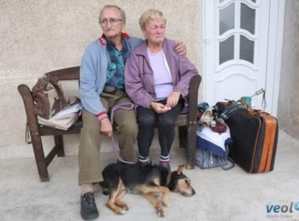 Én nem hiszem, hogy láttam ennél szívszaggatóbb, fájdalmasabb és beszédesebb képet mostanában. ? Nem küzdök azzal, hogy ne könnyezzem meg, felesleges játszanom, hogy megy. Tudom, hogy minden eset különbözik, de egyben azonos valamennyi, nincs egységes, szakemberekkel felfegyverzett nemzeti érdekvédelmi szervezet, amely élhető megoldást kínál a bajbajutott embereknek és felkészíti őket szakaszonként az ügymenet végéig, ahol nem az öngyilkosság tűnik a legbiztonságosabb megoldásnak, ha egy szerény nyugalomra vágyik az ember egy ledolgozott élet alkonyán.