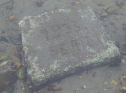 Keressük! “1933 február 4 dikén őseink elhelyezték e követ a duna alacsony vízállása miatt, az utókor számára. Mit ad Isten idén..