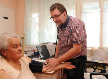 “MEGVIZSGÁLTA, NEM TUDOTT SEGÍTENI. EKKOR AZ IDŐS NÉNI MEGKÉRDEZTE, MENNYIVEL TARTOZOM…?”