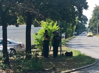 A rend mélyen tisztelt őrei szolgálnak és védenek az adófizetők pénzéből. ( Aljas módon a bokor mögül. )