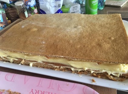 Mézes vaníliakrémes piskótatekercs, ez a finomság egyszerűen fenséges lett!