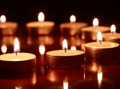 Most kap­tuk a hírt: tra­gi­kus hir­te­len­ség­gel el­hunyt a 28 éves éne­kes!