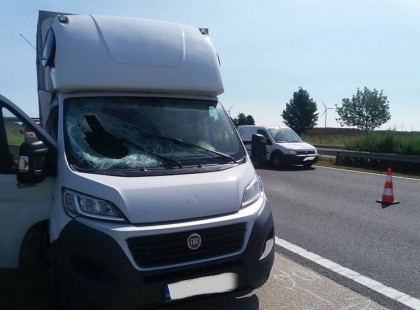 Ott ült az anyósülésen a 19 éves lány, amikor ez a pótkerék leszakadt, és belecsapódott a szélvédőbe. Isten Nyugosztaljon! : (