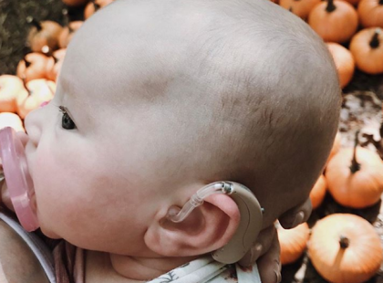 A Hallássérült kisbaba először hallja életében édesanyja szájából, hogy “szeretlek”. ❤ A reakció az egész internetet megríkatta, mi sem bírtuk könnyek nélkül!