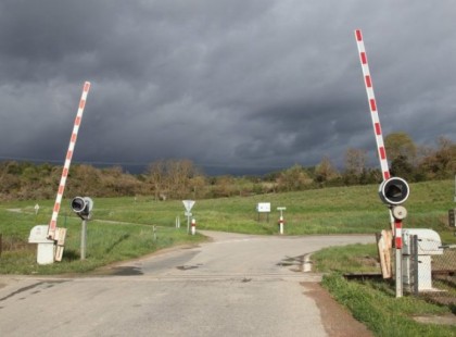 Szörnyet halt a síneken rekedt kocsiban a tanulóvezető, az oktató kimenekült