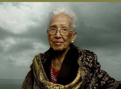100 éves Katherine Johnson, aki kézzel számította ki a NASA-nak az Apolló űrutazások pályáit - annó emberi kompjuternek is hívták... Miért van az, hogy a férfi tudósok általában még hivatásuk gyakorlása közben hírnevet szereznek, ismertségre tesznek szert, míg nők esetében leginkább csak haláluk után... Katherine Johnson csodák csodájára még él, de neki is el kellett érnie a 100. születésnapját, hogy egyáltalán tudomást szerezhessünk róla... Ezúton kívánunk neki boldog születésnapot!