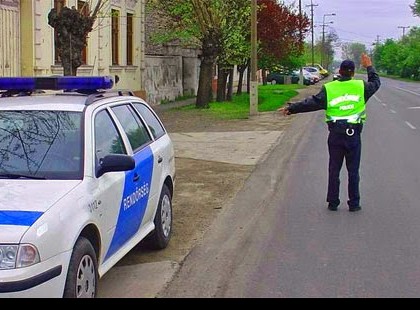 Július 12-én hajnal 2-kor éppen hazafelé tartottam, amikor egy szirénázó rendőrautó került mögém és állított le…. – Ami ezután történt, arról szeretném, ha mindenki tudna!