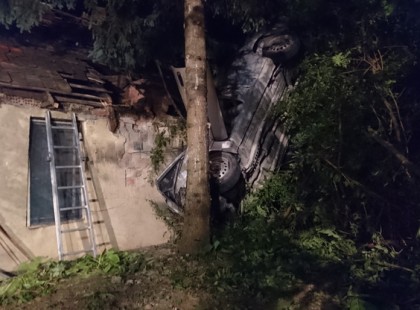 Brutális baleset!Háztetőnek csapódott egy autó Budapesten,a kocsi vezetőjét nemtudták megmenteni-Videó