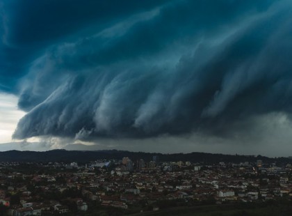 19 megyére adtak ki riasztást !Hatalmas égszakadás jön !2 cm-es jégdarabokra hívja fel a figyelmet a meteorológiai szolgálat, amihez 70 km/órás szél társul !