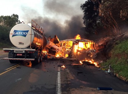 Kigyulladt egy kamion az M5-ös autópályán, lezárták az autópályát