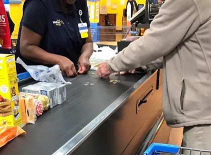 Az idős bácsi szégyellte, hogy olyan lassú - a kasszás válaszától minden sorban álló megdöbben