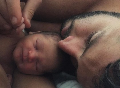 A kisbaba hisztérikusan sír - az apa trükkje 5 másodpercen belül megnyugtatja őt