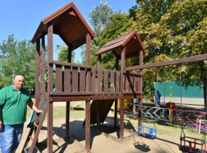 Feljelentették az apukát, aki saját pénzéből újította fel a játszóteret egy csongrádi faluban