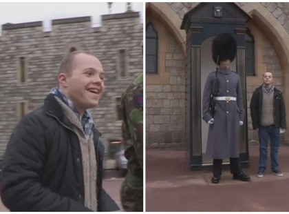 Nézd mit csinál a katona mikor meglátja hogy a Down szindrómás testvére áll mellette