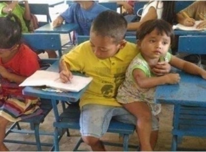 A 7 éves fiú elvitte a kistestvérét az iskolába. Könnybe fog lábadni a szeme, amikor megtudja ennek az okát!