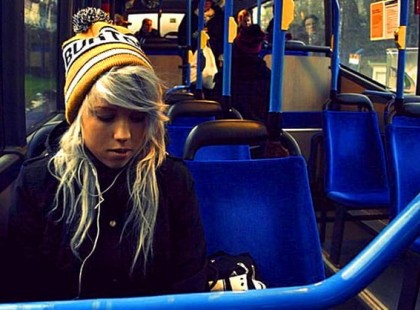 Az anya meglökte a lányt a buszon, hogy az átadja a helyét a fiának, azonban a lány válasza mindenkit megdöbbentett…