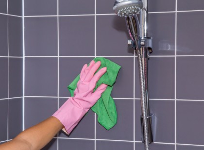 Használd ezt a két összetevős keveréket - csillogni fog a fürdőszoba