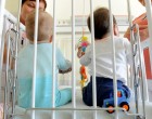 Örökbefogadókat keresnek a 1,5 éves Zsombornak, és az egy éves Áronnak.