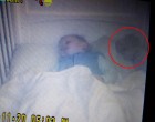 Félelmetes: ezt rögzítette a kamera a kisbaba ágya mellett – videó
