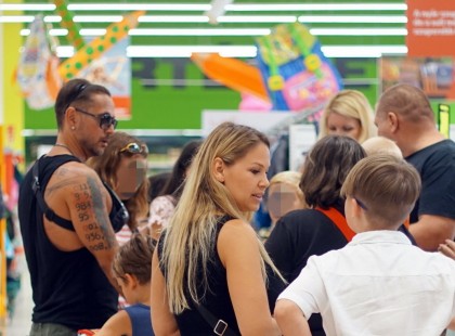 Tegnap a fóti Auchanban megláttuk Majkát és párját, és könnyekben törtünk ki, amikor megtudtuk mit művelnek ott a családokkal!