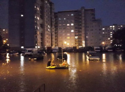 Csónakkal közlekednek Pozsonyban!? Rekord mennyiségű csapadékot, 113 mm-t mértek Pozsonyban, a lakosok csónakkal közlekednek az utcákon.