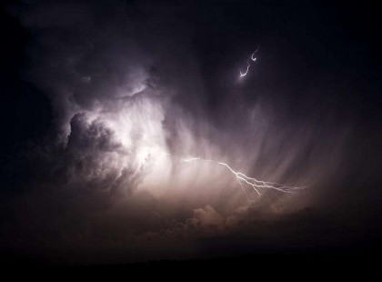 12 megyére adtak ki riasztást !Hatalmas égszakadás jön !2 cm-es jégdarabokra hívja fel a figyelmet a meteorológiai szolgálat, amihez 70 km/órás szél társul !