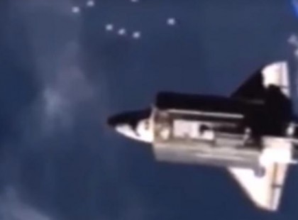 NASA:8 azonosítatlan tárgy húzott el az űrsikló mellett ÉLŐ adásban!