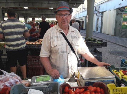 EGY FEJ HAGYMA MIATT KAPOTT 300 EZER FORINTOS BÜNTETÉST AZ IDŐS BÁCSI. NEM ADOTT RÓLA SZÁMLÁT A NAV ELLENŐRNEK