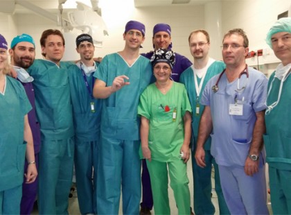 13 EZER FORINTOS ÓRABÉRT KAPNAK A DOLGOZÓK A HONVÉD KÓRHÁZBAN. EKKORA FIZETÉS MELLET VAN KÉPÜK BUNKÓZNI A BETEGEKKEL?