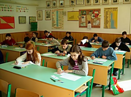 Kiröhögte a tanár a 14 éves gyermekem, mert csak 