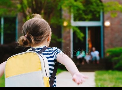 MA JÖN KI A 3. OSZTÁLYOS GYEREK AZ ISKOLÁBÓL, AMIKOR AZ ÉHES LÁNY TESTVÉRE SZALAD ELÉ. MI AZ UZSONNA?! - KÉRDI TÜRELMETLENÜL. 