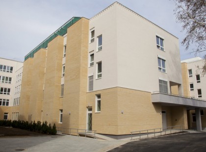 KIZUHANT AZ ABLAKON EGY KISGYERMEK A KAPOSVÁRI KÓRHÁZBÓL! A MENTŐK JELENLEG IS KÜZDENEK AZ ÉLETÉÉRT