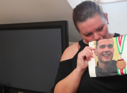 Gyuri az edzésen rosszul lett, majd elhunyt. Csak 17 éves volt