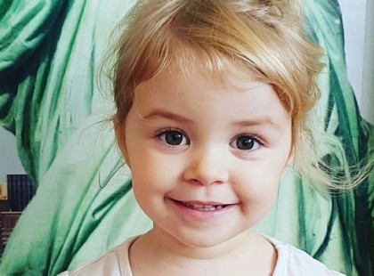 3 naipg ébresztgette, énekelt édesanyjának a 3 éves kislány, de az nem ébredt fel. Eldobta az életét..